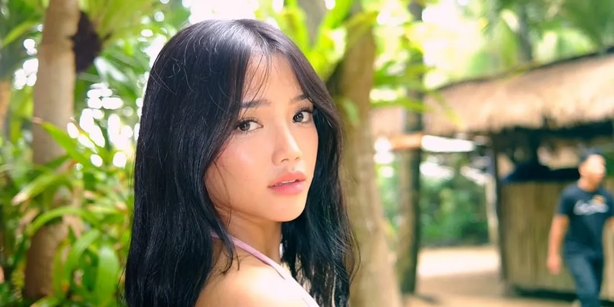 7 Photos of Fuji Vacationing with Erika Carlina in Bali, While Taking Care of Baby Andrew