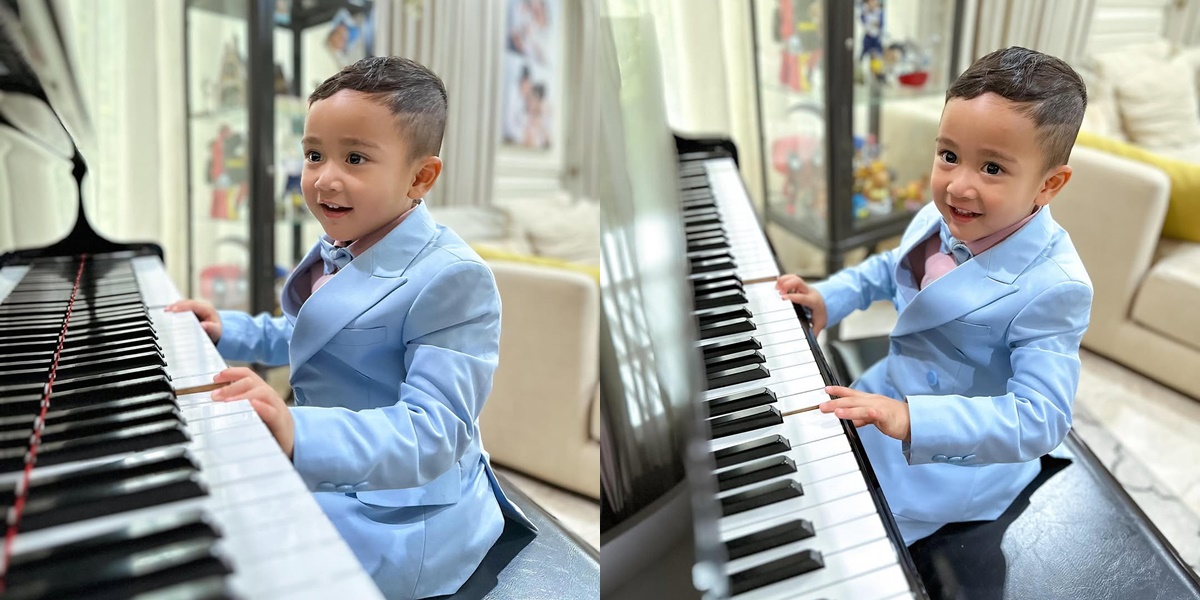 7 Cute Style Photos of Rayyanza Playing Piano in a Blue Suit, Netizens: Raffi's Sachet Packaging Surprise Never Ends