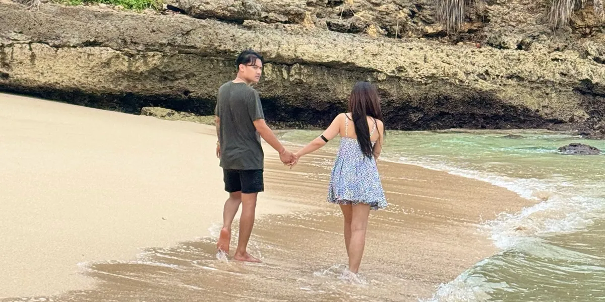 7 Photos of Happy Asmara and Gilga Sahid Who Are Always Close Even at the Beach, The Definition of Mutual Love and Affection Always