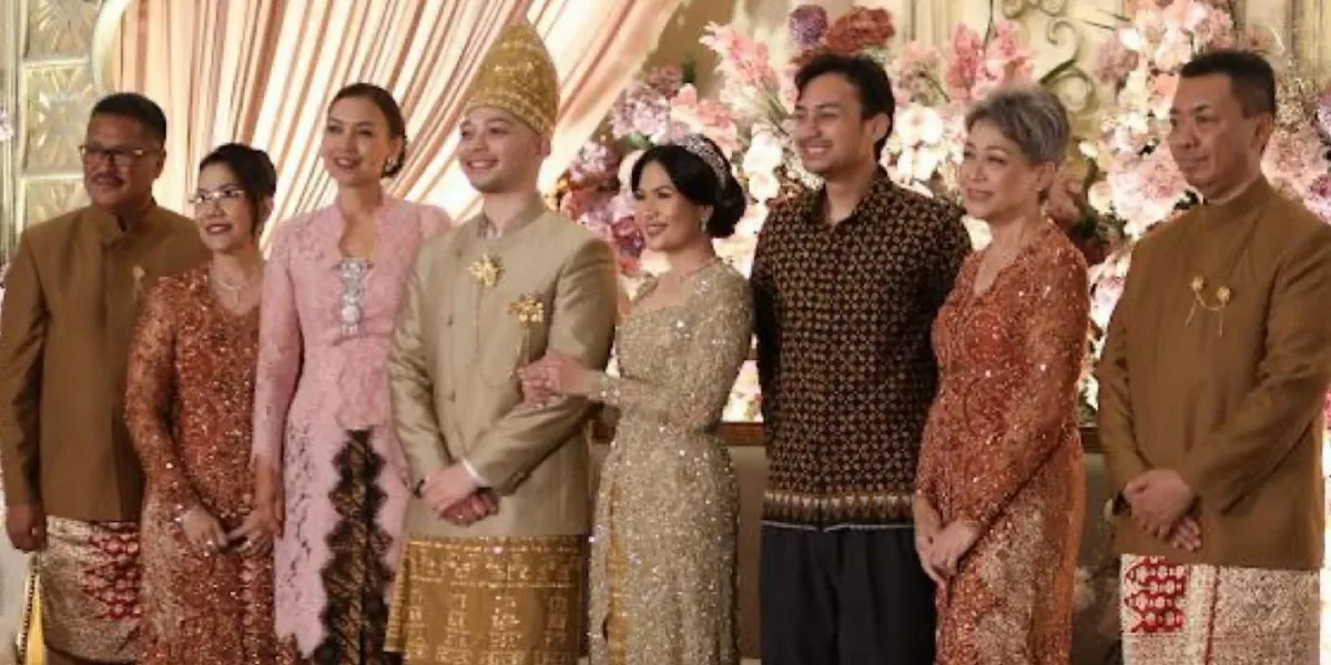 7 Photos of Ira Wibowo Attending a Wedding with Her Child, Timeless Beauty Becomes the Spotlight