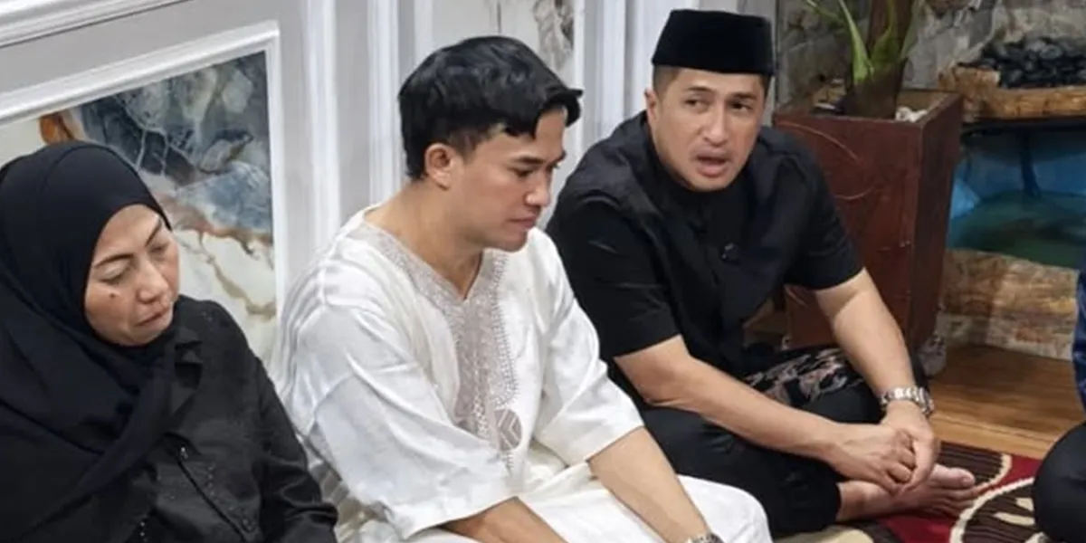 7 Photos of Irfan Hakim and Anwar BAB Playing and Carrying Mpok Alpa's Twin Children During Tahlilan