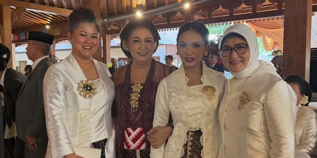  7 Potret Kris Dayanti Kondangan ke Yogyakarta, Tampil Menawan Pakai Kebaya Putih 