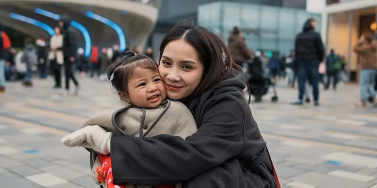 7 Photos of Lily, the Daughter of Nagita Slavina and Raffi Ahmad Playing in the Snow During Their Vacation in Europe