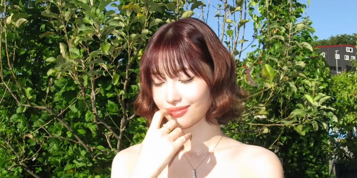 7 Photos of Momo TWICE Looking Enchanting in Her Latest Post, Appearing Both Simple and Charming
