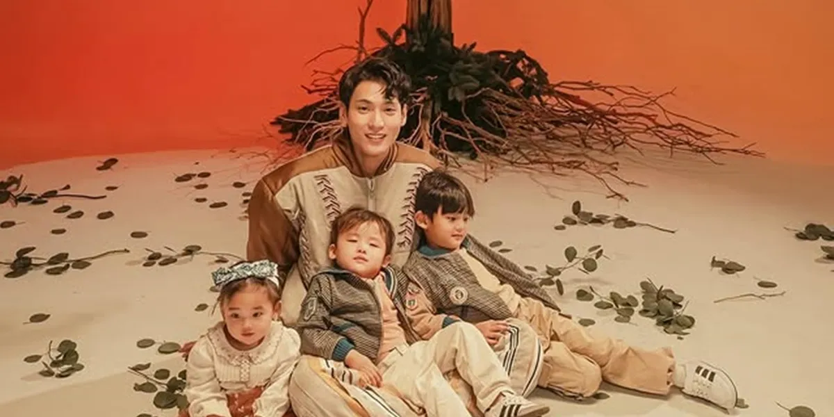 7 Photos of Na Daehoon Doing a Photoshoot with His Three Children, the Vibe is Very Korean