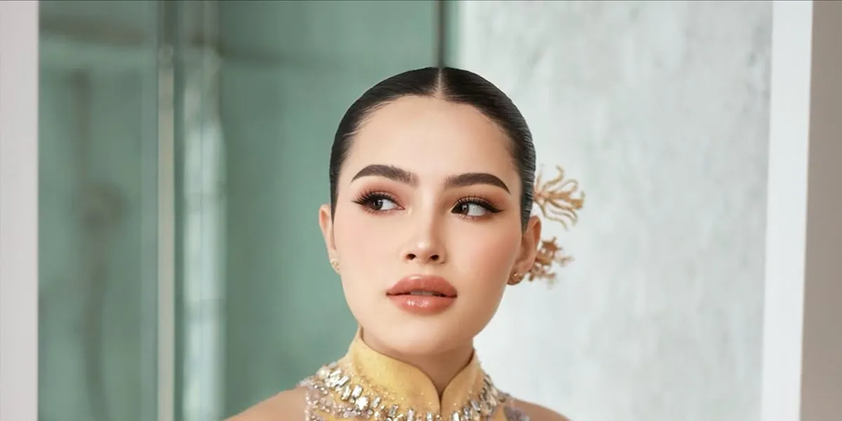 7 Photos of Nicole Parham Hosting the Sangjit Event, Looking Elegant in a Golden Cheongsam