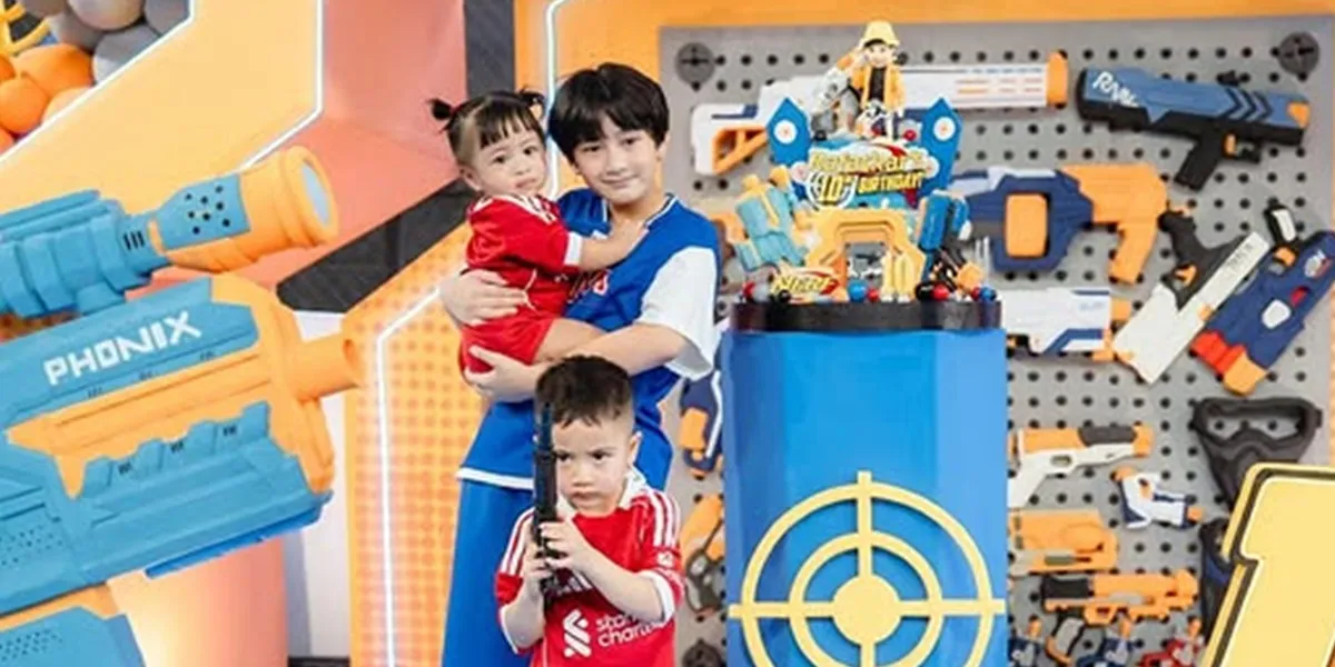 7 Photos of Rafathar Picking Up His Siblings from School, A Simple Moment but Full of Meaning