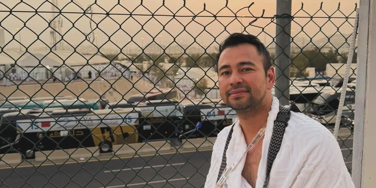 7 Photos of Raffi Ahmad Completely Shaving His Head Until Bald While Performing the Hajj Pilgrimage