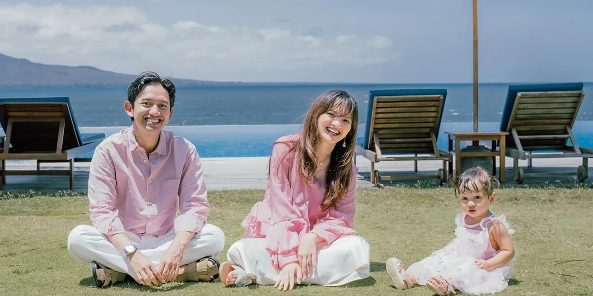 7 Photos of Sabrina Anggraini's Vacation in Banyuwangi with Belva Devara and Their Child, Riding a Rickshaw by the Beach