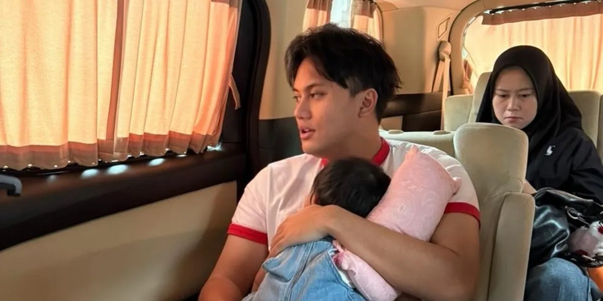 7 Portraits of Young Celebrity Dads Taking Care of Their Daughters, Radiating a Nurturing Fatherly Aura