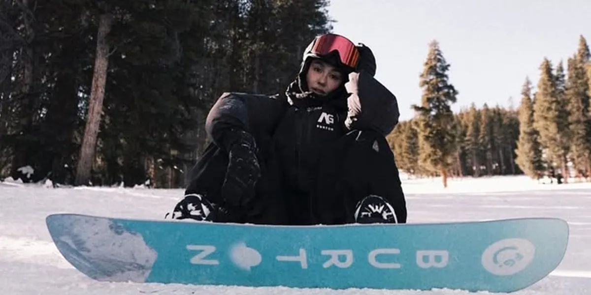 7 Exciting Photos of Agnez Mo Snowboarding, Her Makeup is Eye-Catching