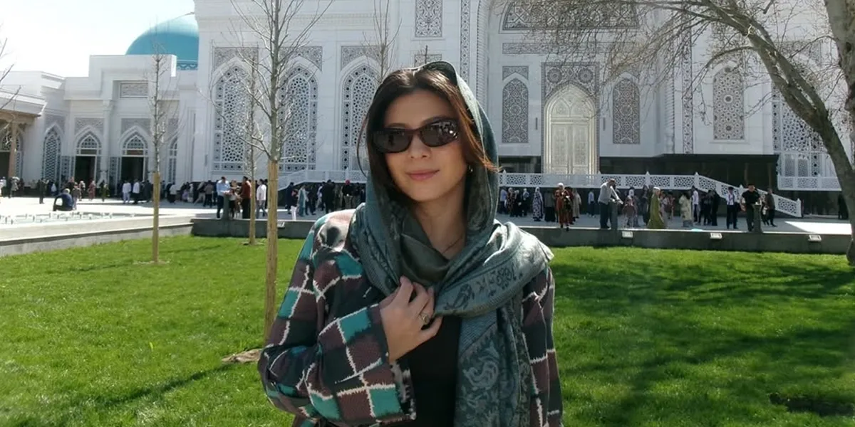 7 Photos of Shalom Razade Pilgrimage to the Tomb of Imam Al-Bukhari in Uzbekistan, Offering Prayers