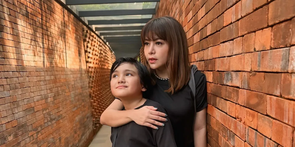 7 Photos of Sigra, Anji and Wina Natalia's Child, Visiting the ENT Doctor, A Sticker Found Inside the Ear