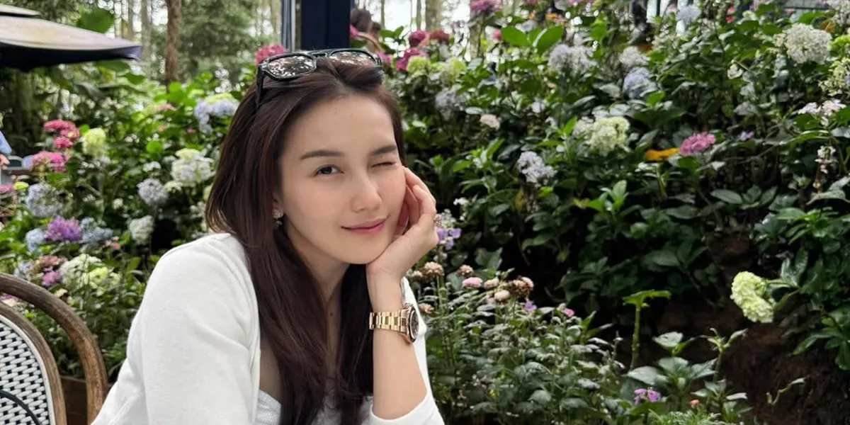 7 Latest Photos of Ayu Ting Ting Looking Like a Young Girl in a Cardigan and Jeans