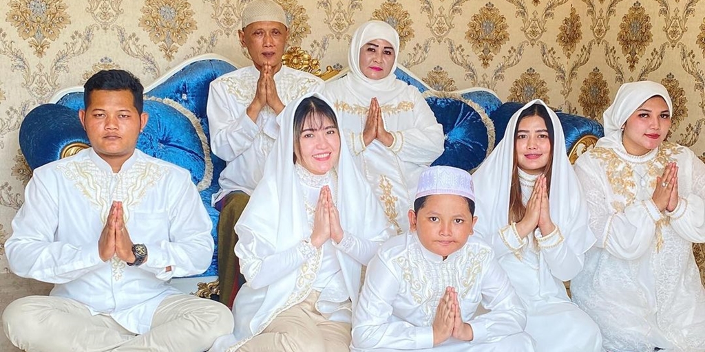 7 Portraits of Via Vallen and Family on Eid Day, Appearing Compact and Elegant in All-White Outfits