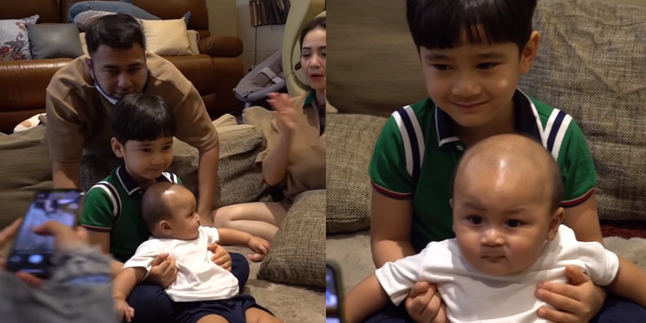 8 Moments Rafathar Sits While Holding Kiano Tiger Wong, So Cute!