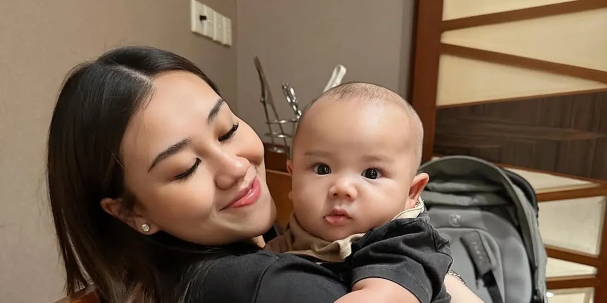 8 Portraits of Aaliyah Massaid While Caring for Baby Arash, Enjoying the Role of Being a Mother