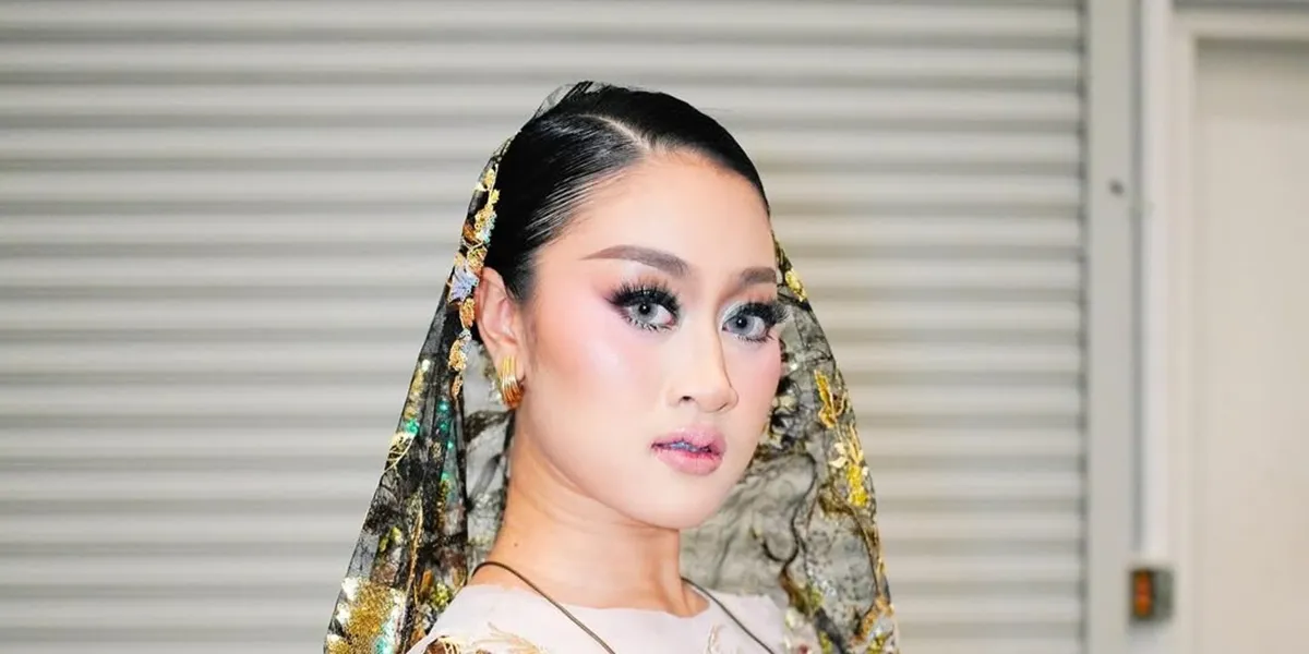 8 Photos of Aisha Retno, the Indonesian Descent Singer Who Claims Batik is from Malaysia