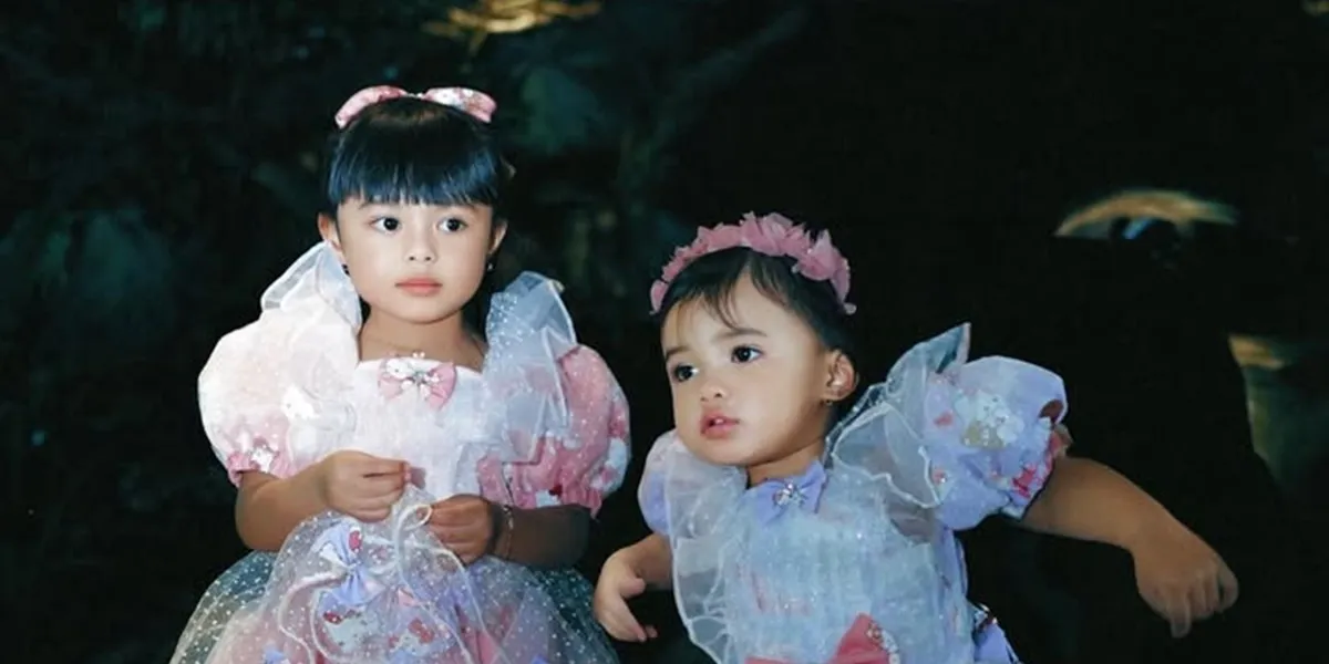 8 Portraits of Ameena and Azura Singing the Song Used by Atta to Propose to Aurel Hermansyah