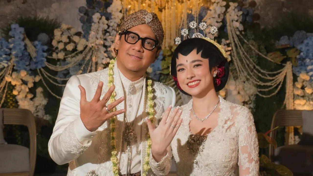 8 Portraits of Andre Taulany & Amanda Rigby Officially Married, Displaying Happy Smiles