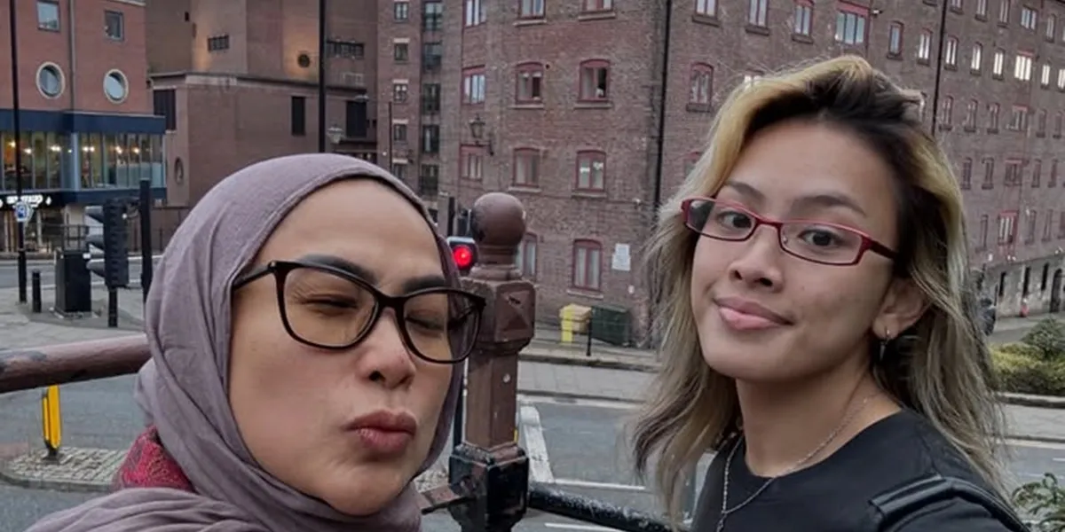 8 Portraits of Audi Kirana, Feni Rose's Daughter, Who is Now Studying in the UK, Shows Student ID Card