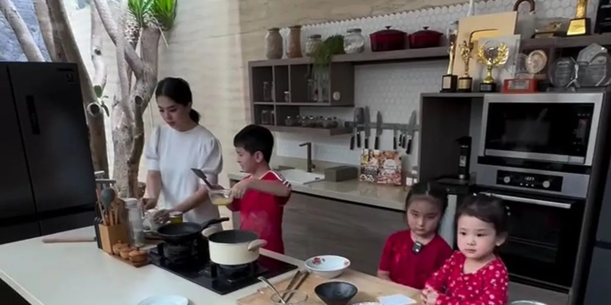 8 Portraits of Chef Devina Hermawan's Kitchen with a Semi Outdoor Concept, Kids Join Cooking