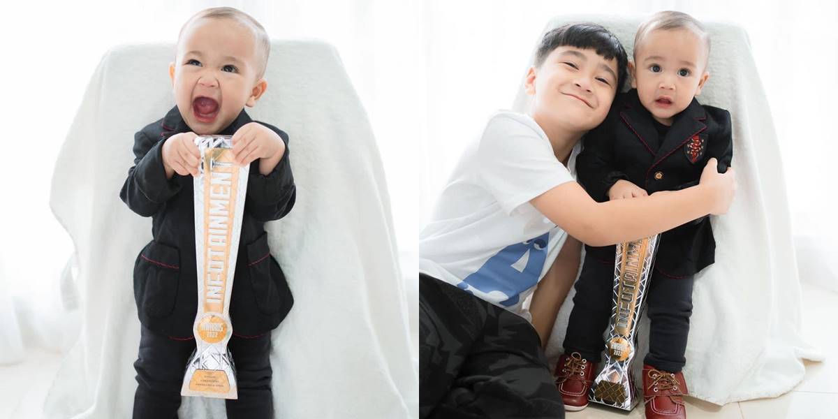 8 Adorable Portraits of Rayyanza Holding the Gorgeous Baby Trophy, Receives Sweet Kiss from Aa Rafathar - So Happy