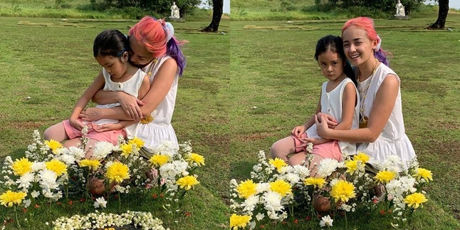 8 Photos of Joanna Alexandra Visiting Raditya Oloan's Grave with Beloved Daughter, Able to Smile After Husband's Departure