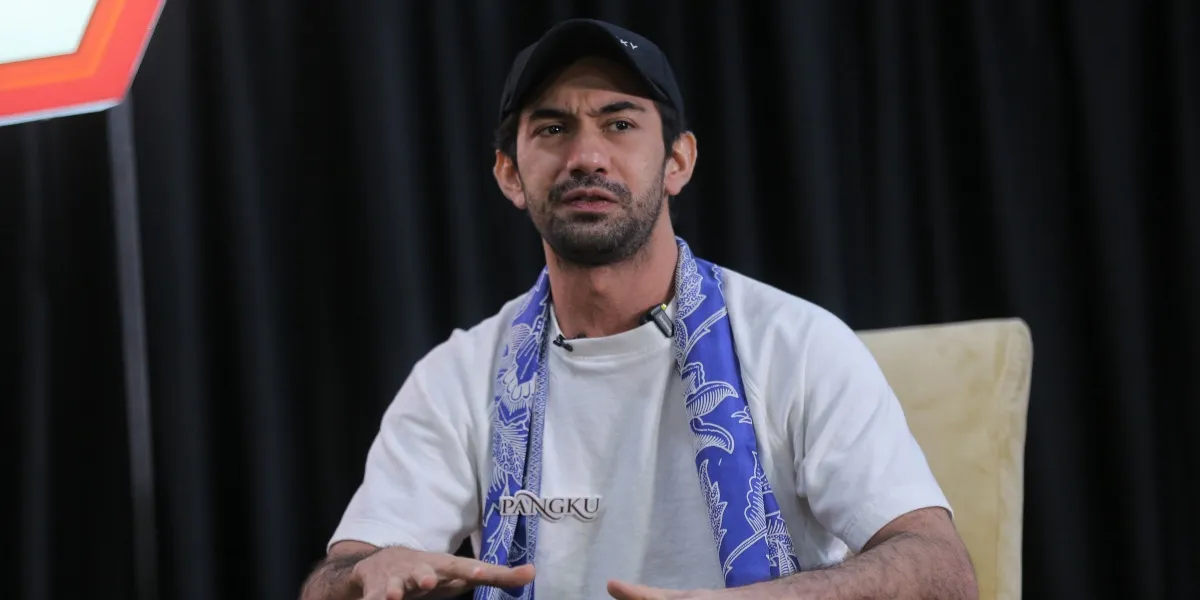 8 Photos of Reza Rahadian's Activities Outside the Film World, From Teaching to Participating in Demonstrations