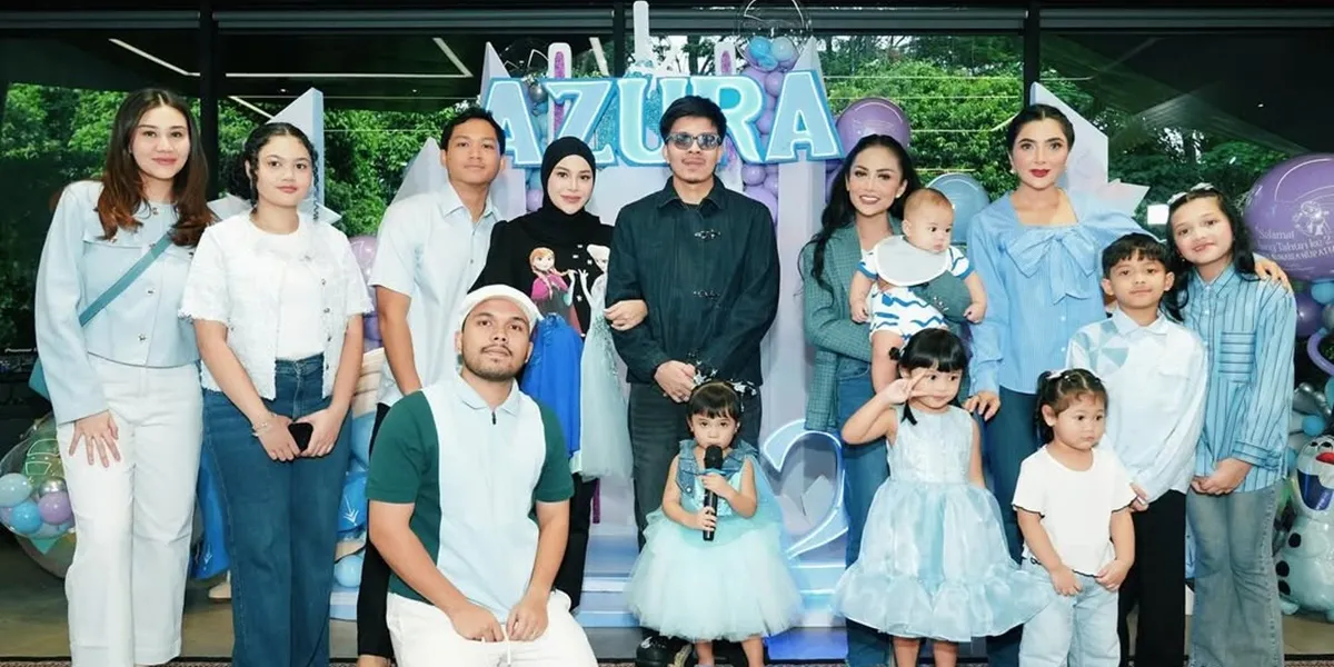 8 Portraits of Kris Dayanti and Ashanty at Azura's Birthday, 2 Grandmothers in Sync