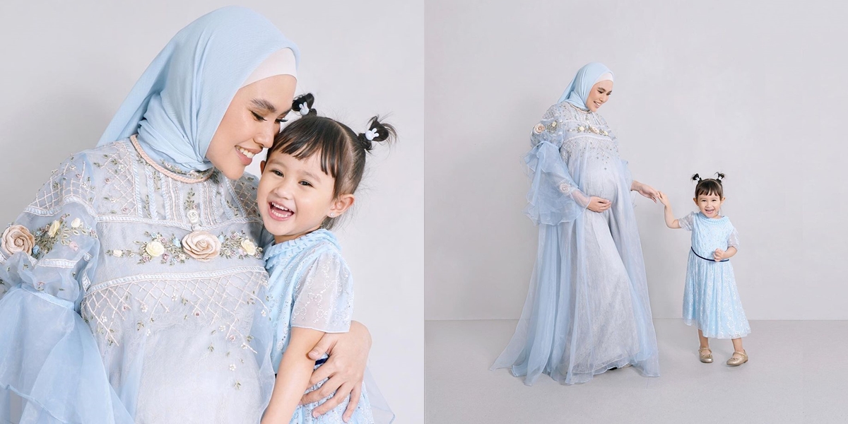 8 Latest Maternity Shoot Portraits of Kartika Putri with Her Daughter, Beautifully Matching in Blue Dresses - Khalisa Has Become a Big Sister