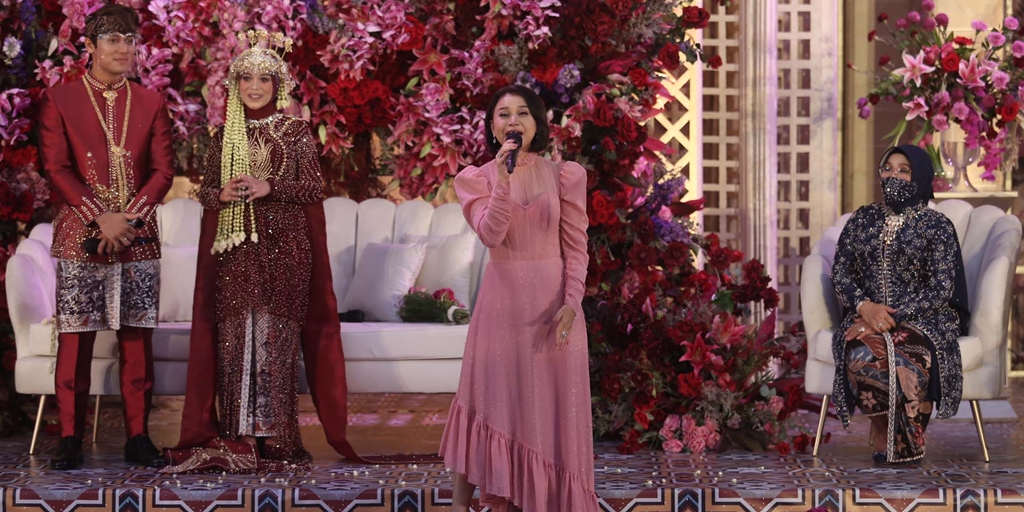 8 Potret Rossa at Lesti Kejora & Rizky Billar's Thanksgiving - Beautiful and Enchanting in Pink Dress, Singing Favorite Leslar Songs