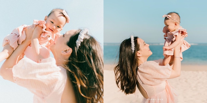 8 Portraits of Shandy Aulia and Baby Claire at Bali Beach, Beautifully Wearing Matching Pink Dresses