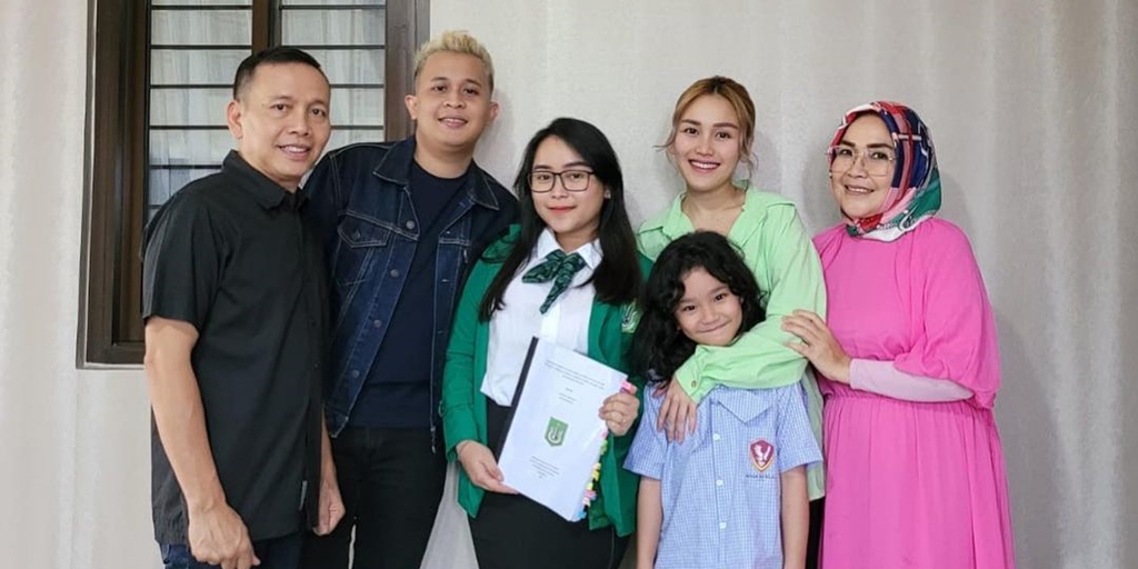 8 Portraits of Syifa, Ayu Ting Ting's Younger Sister, Graduating Thesis Defense, Full of Warmth with Loved Ones