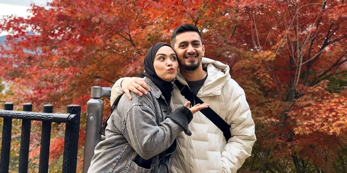 8 Portraits of Vebby Palwinta's Vacation in Japan with Family, Showcasing Intimacy with Husband