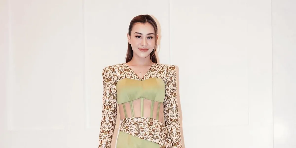 9 Portraits of Aaliyah Massaid Showcasing Elegant Batik Fashion, Her Charm is Mesmerizing