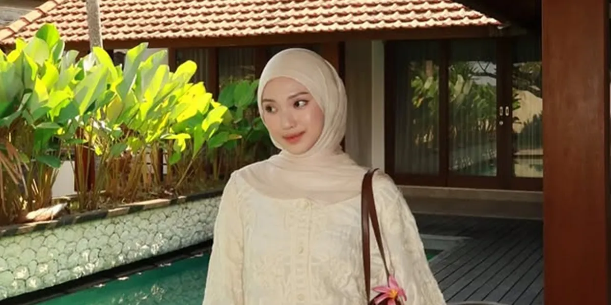 Finally Meeting, Jule Caught Without Hijab While Accompanying Children Playing