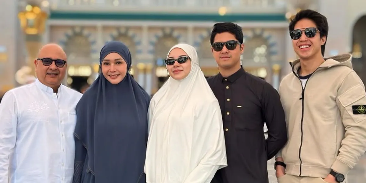 Al Ghazali and El Rumi Kiss Maia Estianty's Feet in Front of the Ka'bah