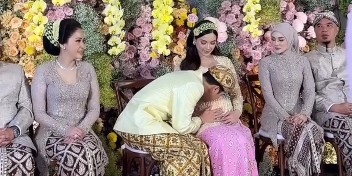 Alyssa Daguise 7-Month Blessing Ceremony, Beautiful Pregnant Woman in Pink Jarik