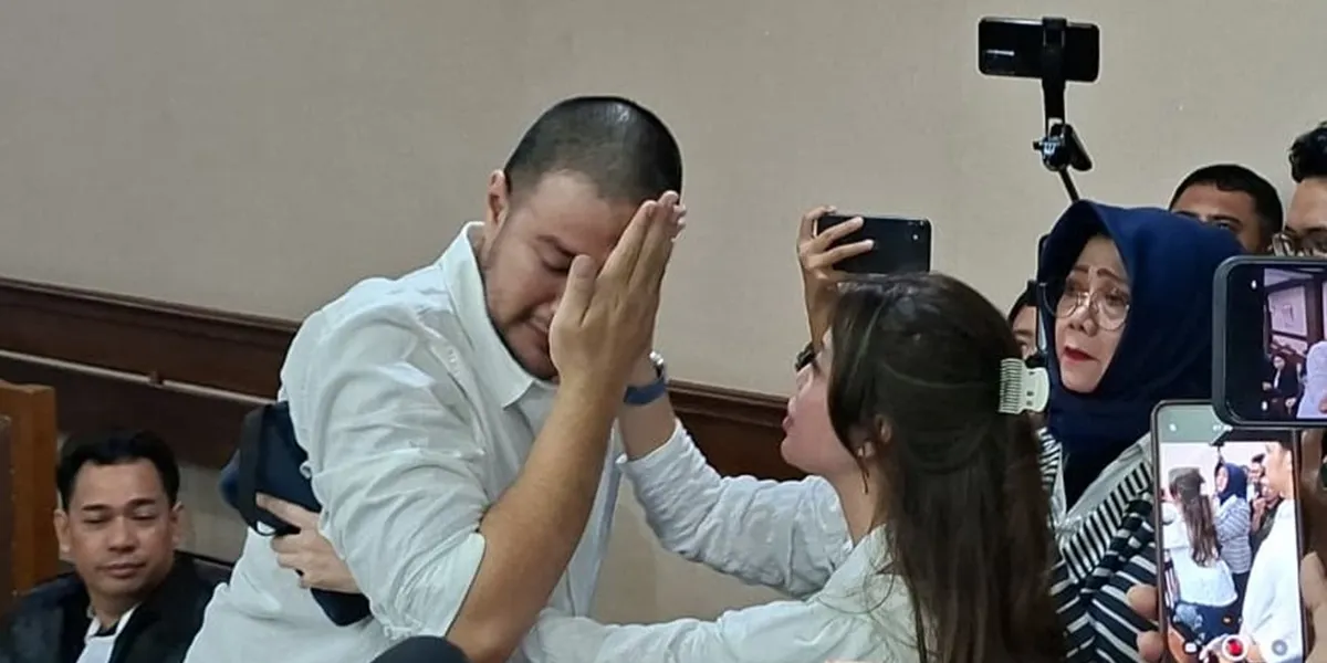 Ammar Zoni Embraces Family During Court Hearing in Jakarta, Emotional