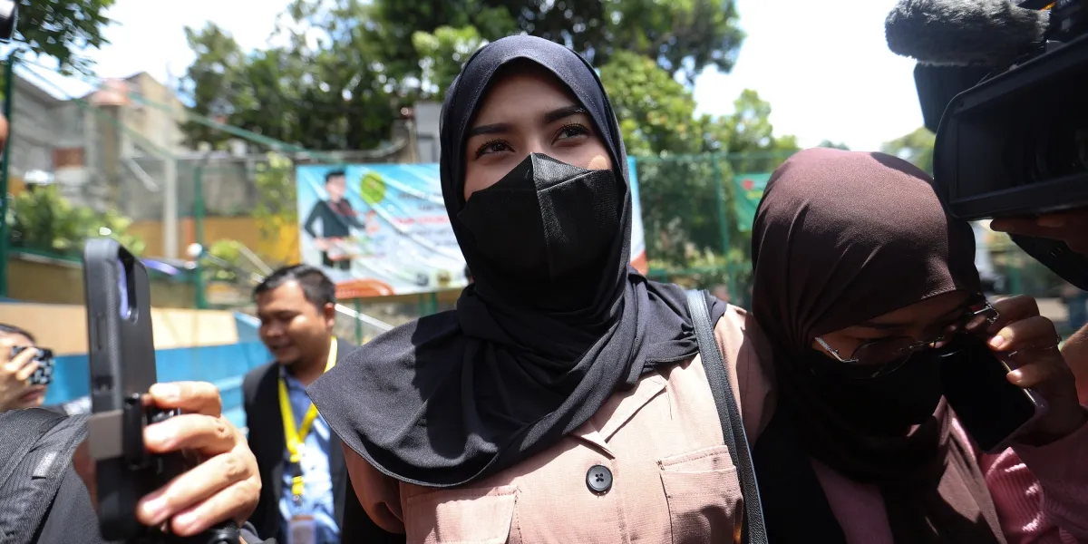 Angbeen Rishi Wears a Hijab at Divorce Hearing, Reveals Relationship with Adly Fairuz