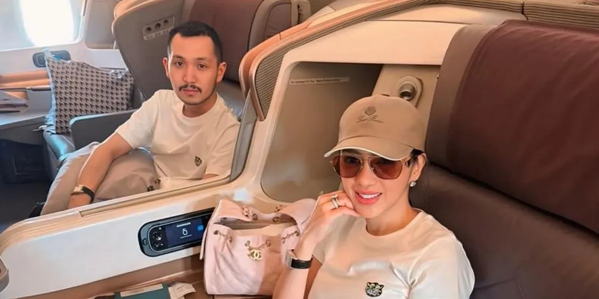 Angel Karamoy and Gusti Ega Cozy on the Plane, Show Off Giant Diamonds