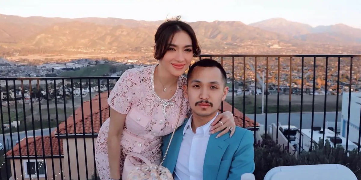 Angel Karamoy Celebrates Valentine with Gusti Ega, Receives Luxurious Gift