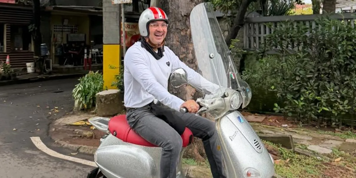 Anjasmara Enjoys Sunday Morning Ride on Vespa, Relaxing and Enjoying Free Time