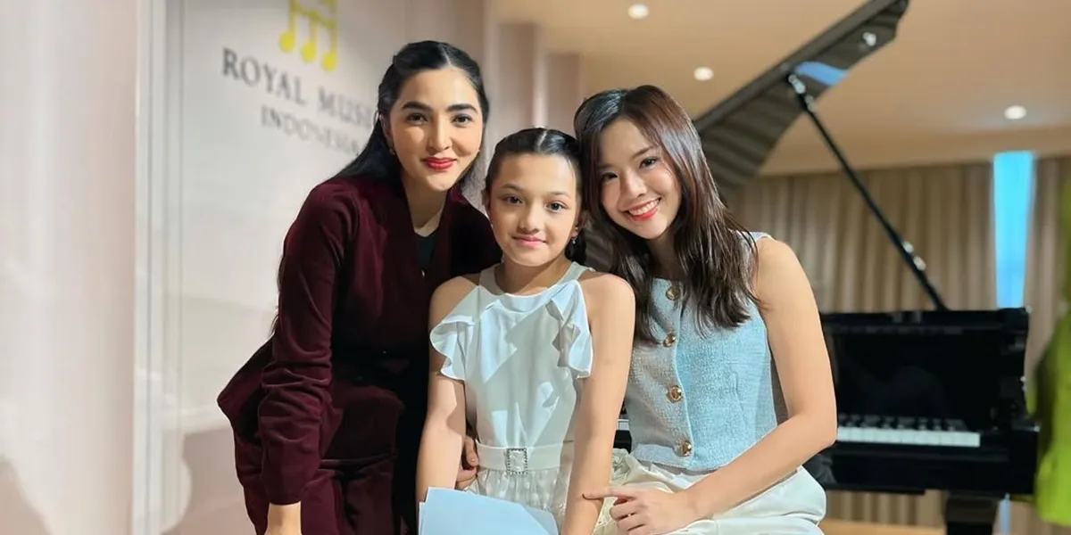 Arsy Hermansyah Shines in Mini Concert, Showcases Piano Skills