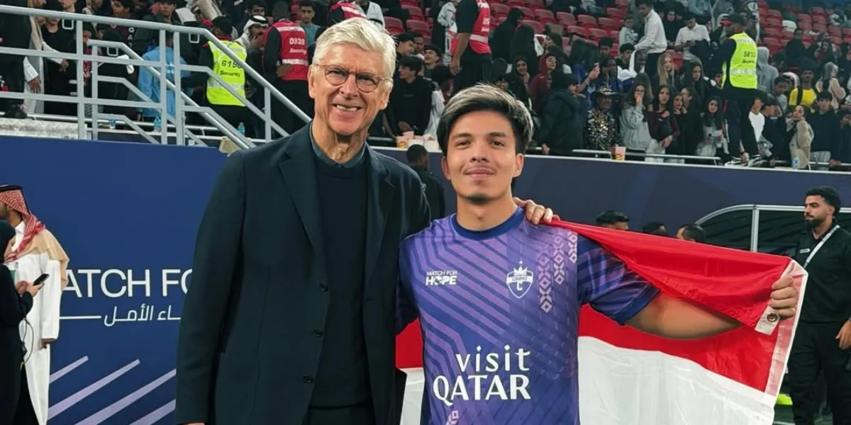 Atta Halilintar Proudly Waves the Red and White Flag in Qatar