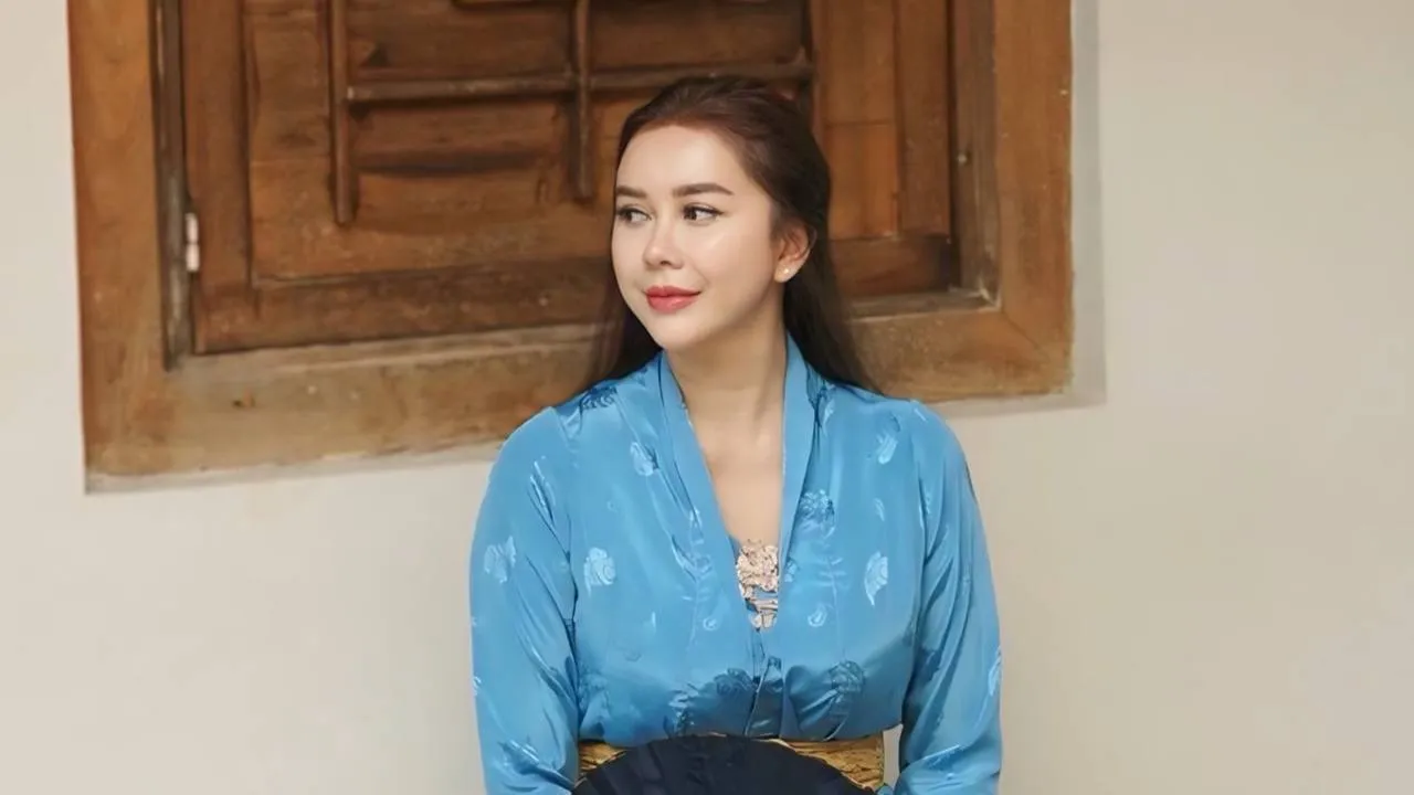 Aura Kasih Shows Off a Man Believed to Be Her New Boyfriend, Already Close with Her Child