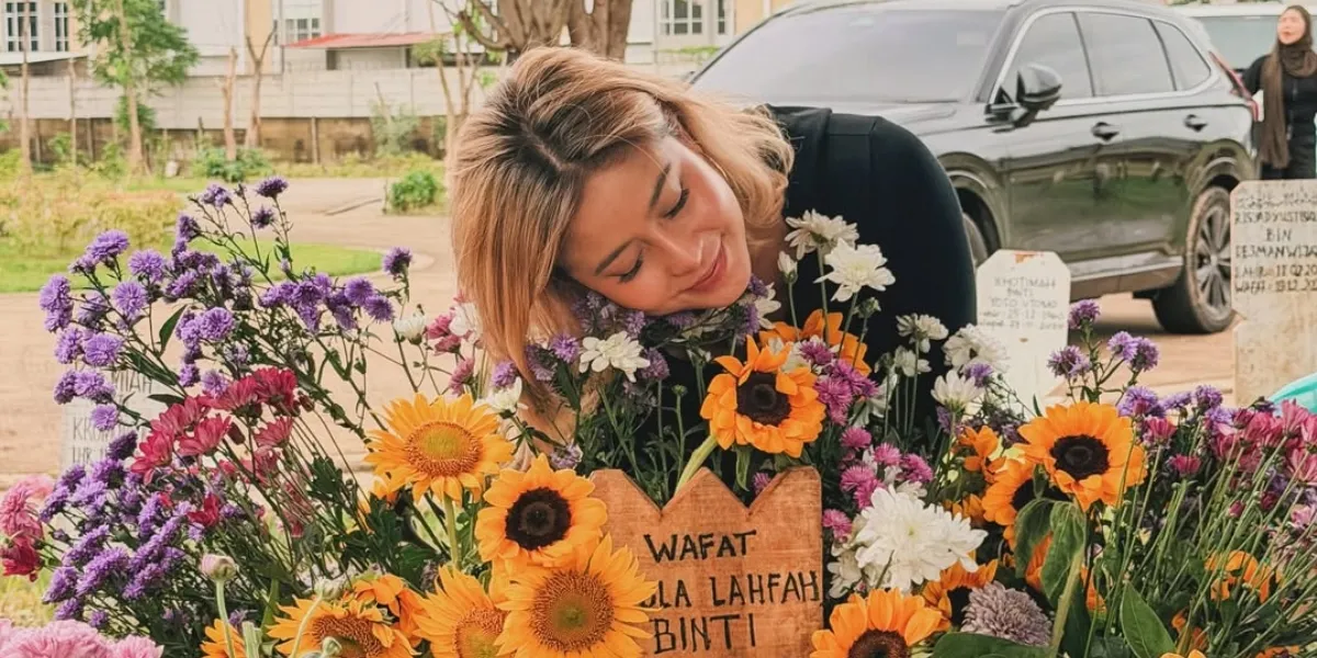 Awkarin Visits Lula Lahfah's Grave After Returning from Melbourne, Remembers 10 Years of Friendship
