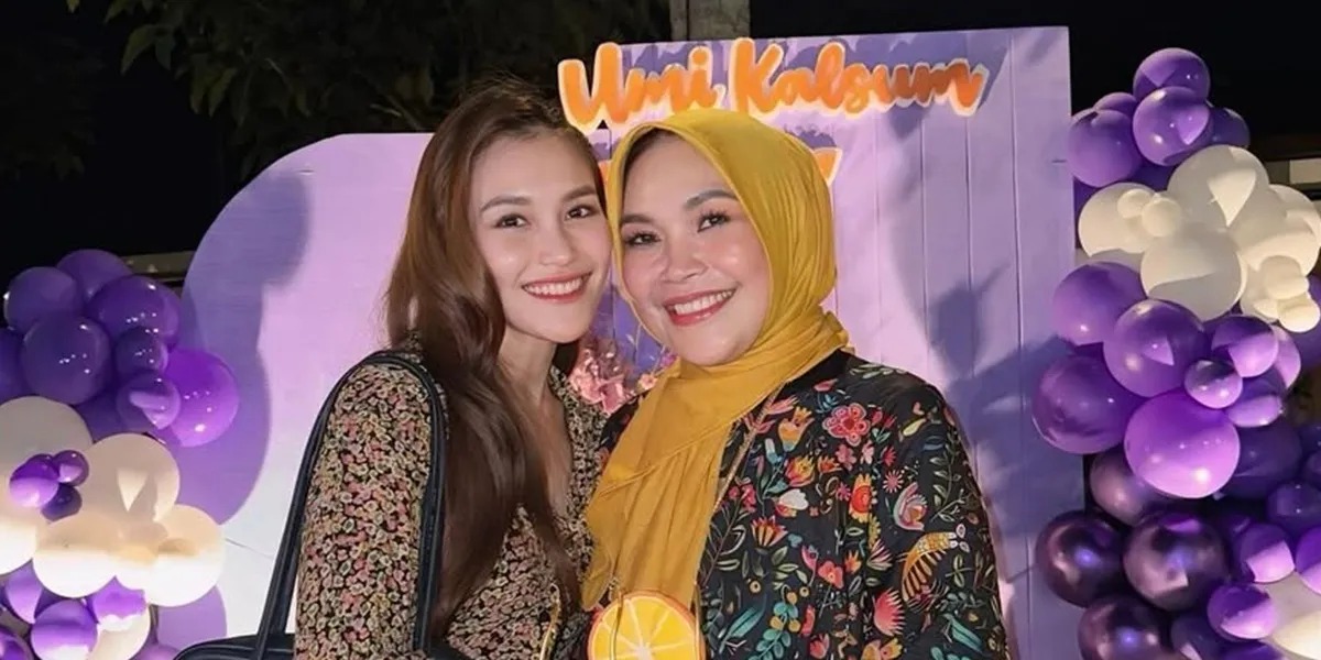 Ayu Ting Ting Prepares Umrah Gift for Mother's Birthday, Turns Out It's a Family Funded Gift