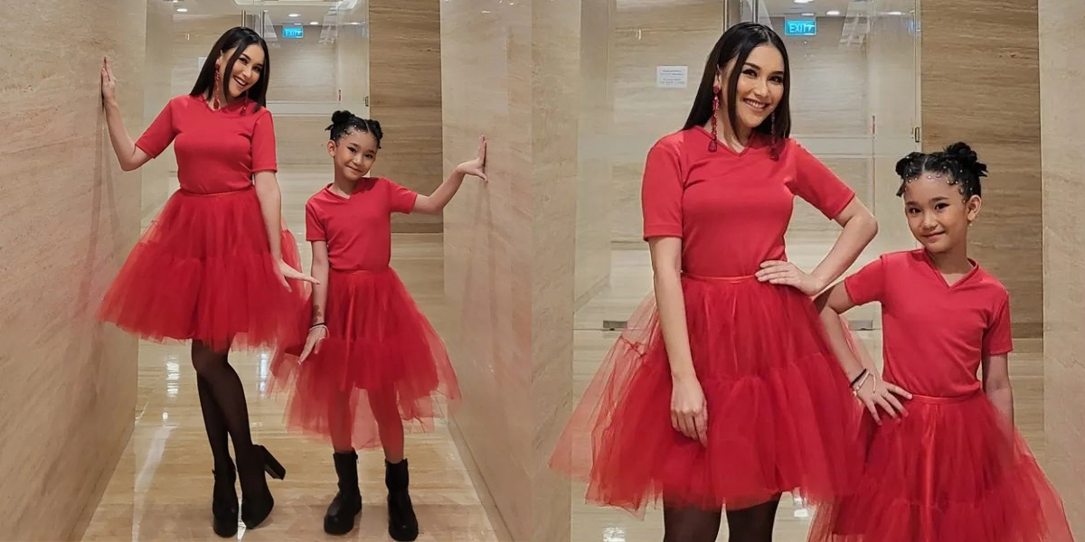 Like a Betel Nut Split in Half! A series of photos of Ayu Ting Ting who likes to wear matching clothes with Bilqis, both beautiful